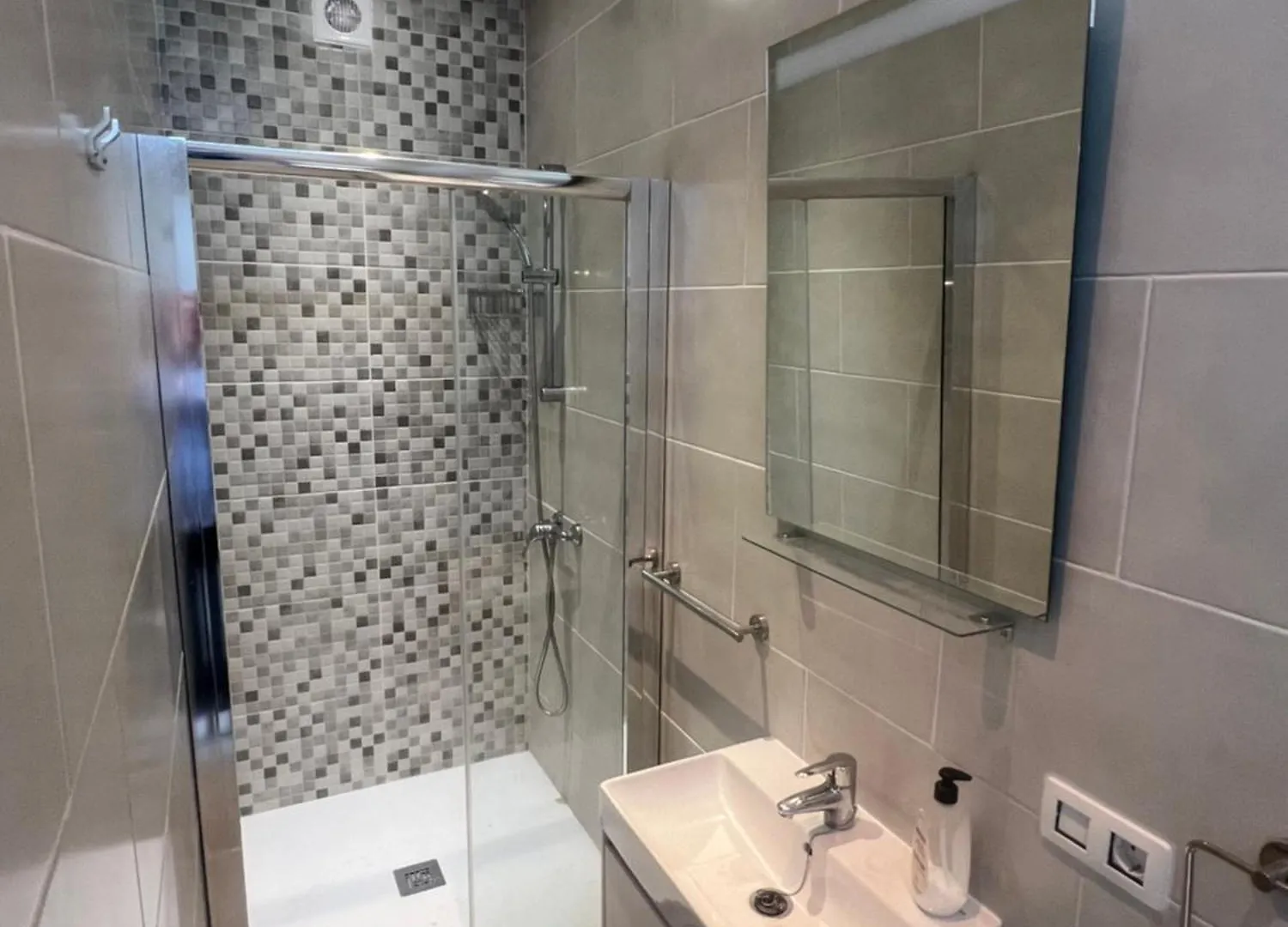 Casa Swn-Y-Mor, Two Bedroom Apartment With Private Pool コスタ・テギセ