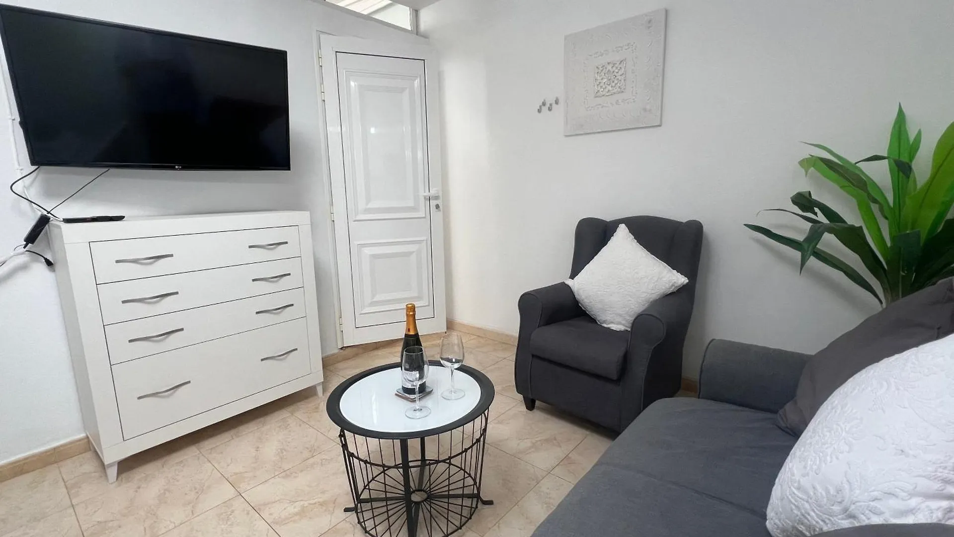 Casa Swn-Y-Mor, Two Bedroom Apartment With Private Pool コスタ・テギセ